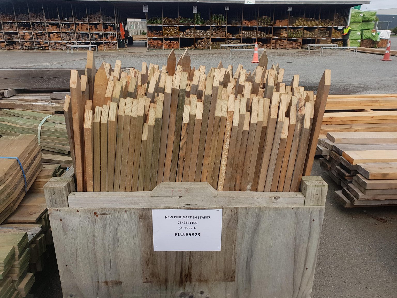 new-pine-garden-stakes-50-x-25-x1100-musgroves-ltd