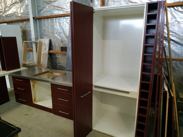 104995-Pantry incl wine rack